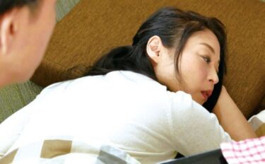 【義母×近親相姦】妻の母親に土下座してセックスを求めたら……。”母さん、ごめん、妻が妊娠してからセックスレスで、もう死にそうなんだ”越智彩香、49歳
