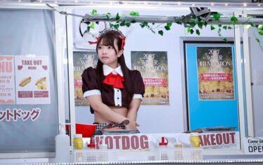 イルミネーションを見に来た冬休み中の女子大生。”半裸で路上販売しませんか？”10分ごとに過激になる下半身いじりのミッションに、お客さんにバレないように耐えられるか？