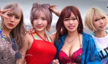 【素人×女子大生】抜群のスタイルの彼女たちに男達が群がってくる。しかし頑なにナンパを拒否し続ける女子4人。しびれを切らした男達はとある作戦を立て、、、
